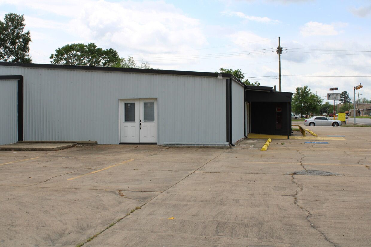 2455 S 4th St, Beaumont, TX 77701